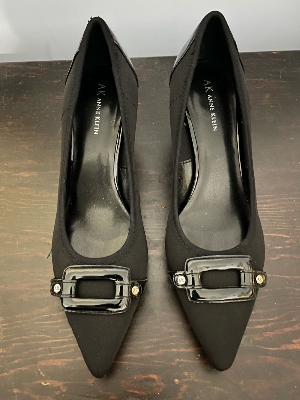 Anne Klein Black Pointed Toe Buckle Pumps with Gloss Detail size 9M Lime New